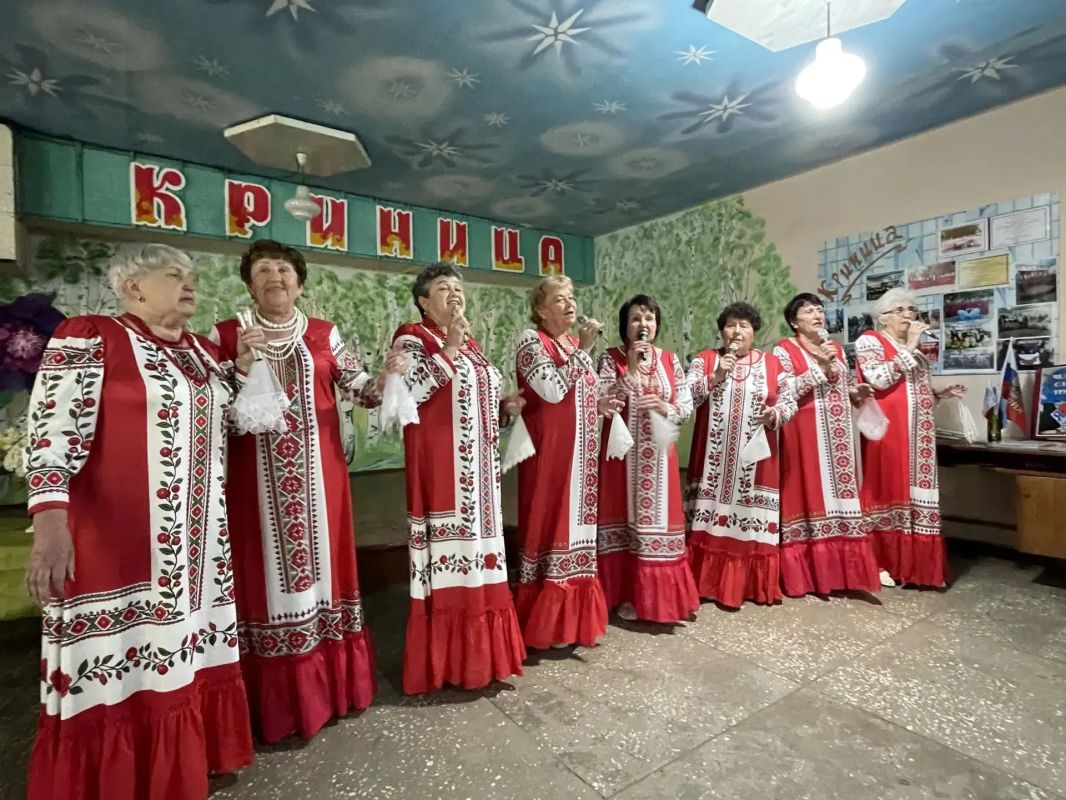 В Суходольском Дворце культуры им. О. Кошевого прошло праздничное мероприятие «Под покровом Петра и Февронии», посвящённое Дню семьи, любви и верности В Суходольском Дворце культуры им. О. Кошевого прошло праздничное мероприятие «Под покровом Петра и Февронии», посвящённое Дню семьи, любви и верности