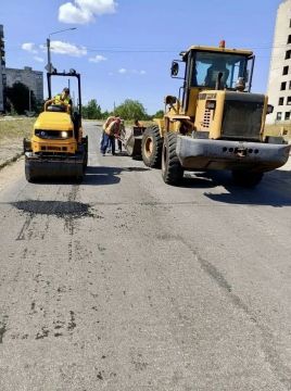 В рамках поддержания городской инфраструктуры МУП «ДЭП города Рубежное» продолжает ремонт дорожного покрытия
