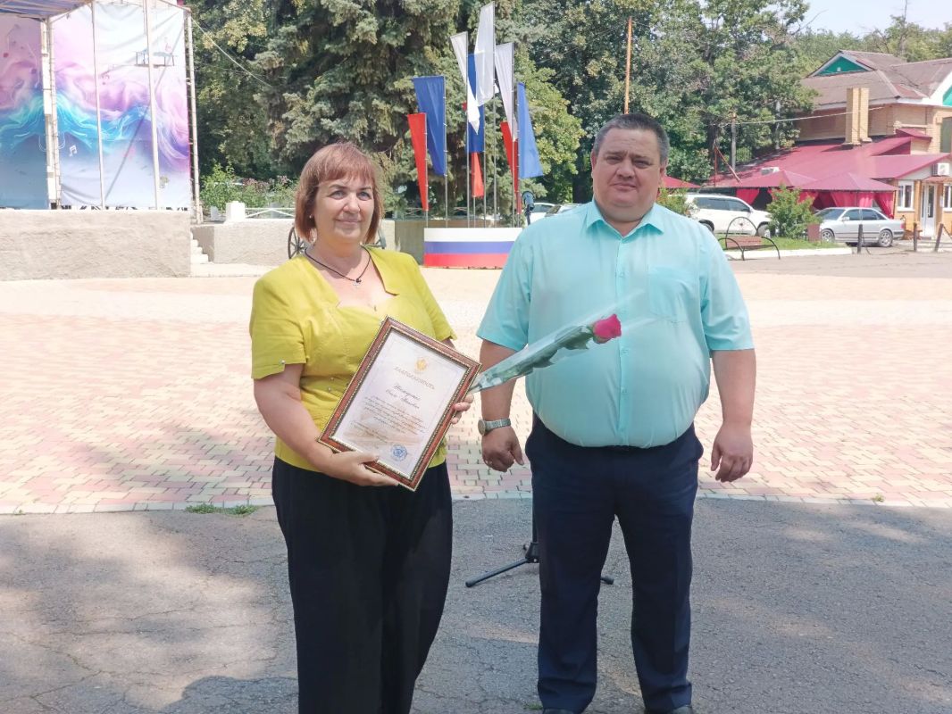 В Ровеньках прошла «Семейная гостиная под открытым небом» Сегодня в Ровеньках состоялось яркое и душевное праздничное мероприятие — «Семейная гостиная под открытым небом» В Ровеньках прошла «Семейная гостиная под открытым небом» Сегодня в Ровеньках состоялось яркое и душевное праздничное мероприятие — «Семейная гостиная под открытым небом»