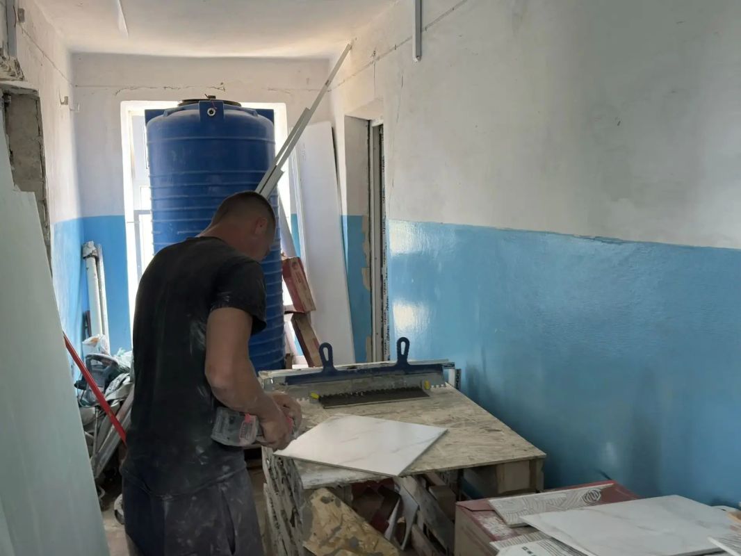 В Краснолучской детской городской поликлинике продолжаются ремонтные работы В Краснолучской детской городской поликлинике продолжаются ремонтные работы
