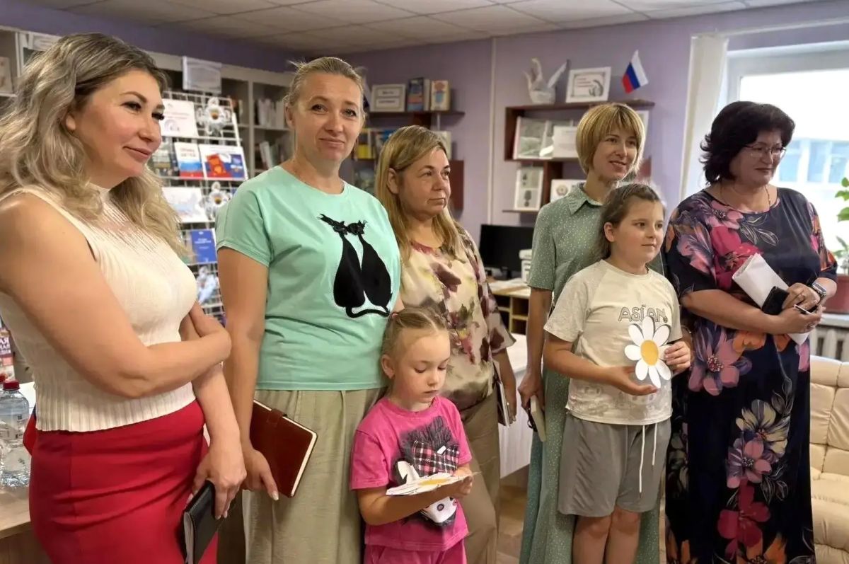 В Новоайдаре прошёл круглый стол с многодетными семьями в День семьи, любви и верности В Новоайдаре прошёл круглый стол с многодетными семьями в День семьи, любви и верности