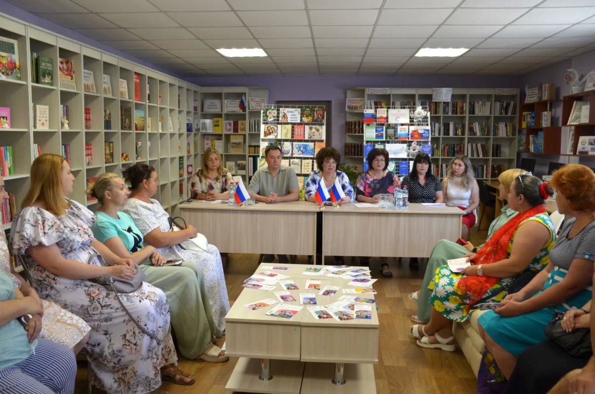 В Новоайдаре прошёл круглый стол с многодетными семьями в День семьи, любви и верности В Новоайдаре прошёл круглый стол с многодетными семьями в День семьи, любви и верности