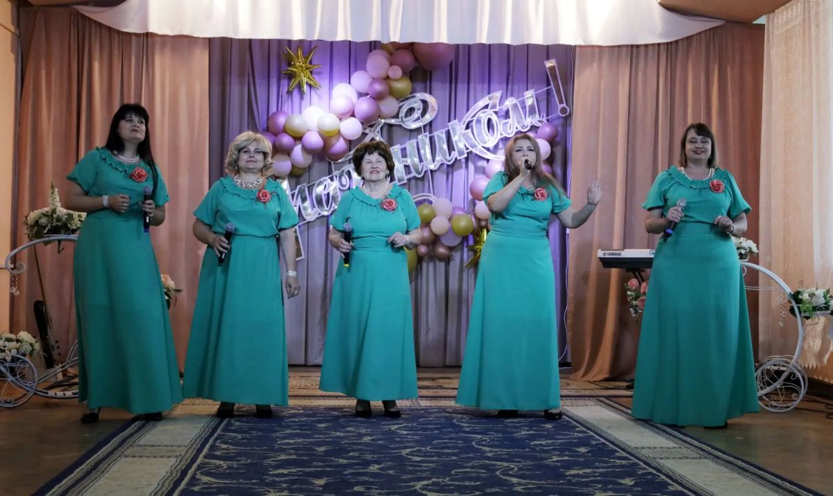 В Краснолучском городском дворце культуры имени В.И. Ленина состоялось торжественное мероприятие, посвящённое Дню семьи, любви и верности. В Краснолучском городском дворце культуры имени В.И. Ленина состоялось торжественное мероприятие, посвящённое Дню семьи, любви и верности.