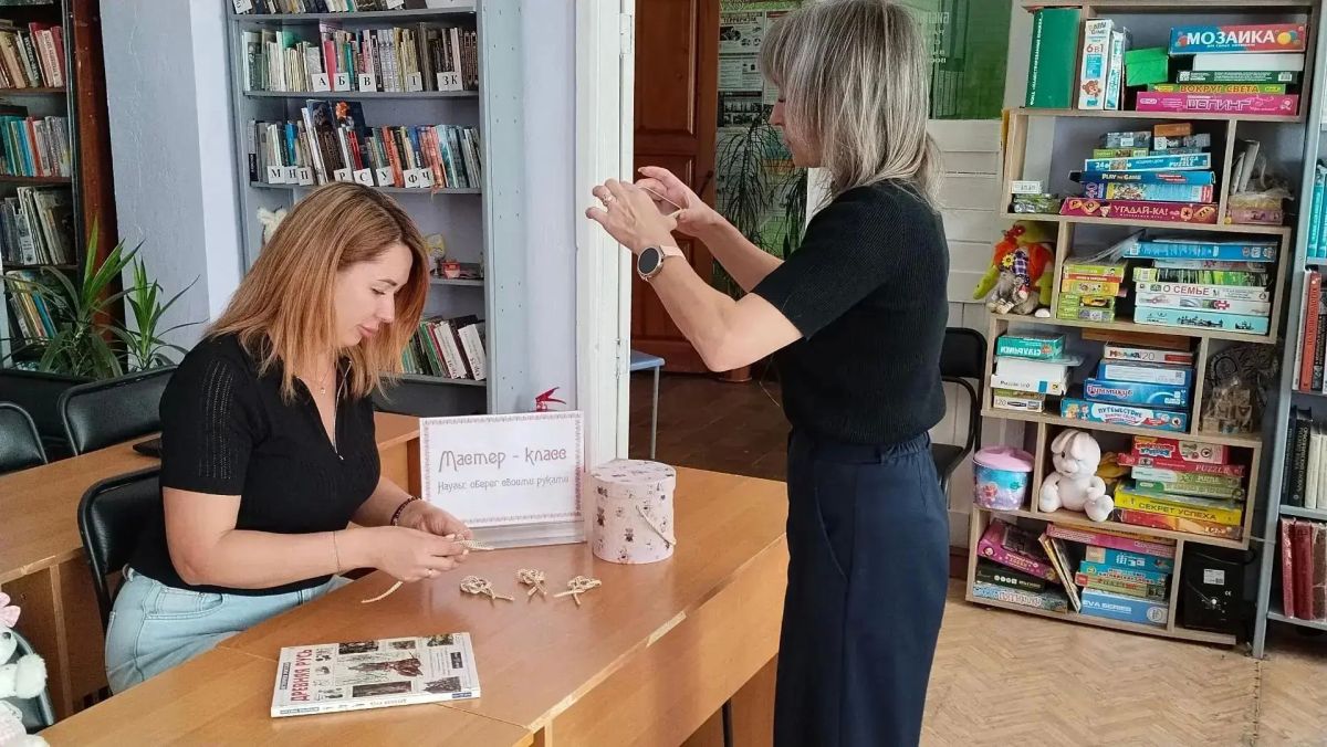 Оренбуржцы дарят перевальчанам ромашковое настроение в честь Дня семьи, любви и верности Оренбуржцы дарят перевальчанам ромашковое настроение в честь Дня семьи, любви и верности