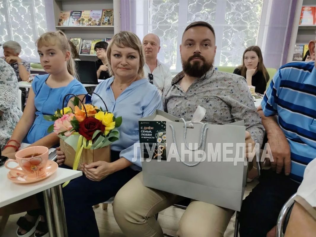 В Стаханове чествовали семьи, сохранившие любовь и верность на долгие годы В Стаханове чествовали семьи, сохранившие любовь и верность на долгие годы