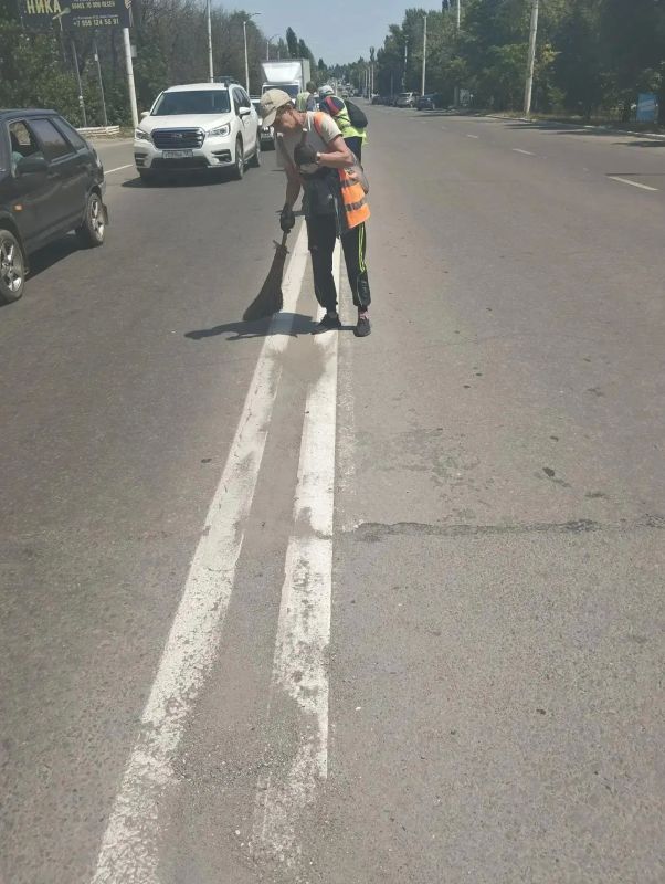 Работы по благоустройству и уборке городских территорий продолжаются