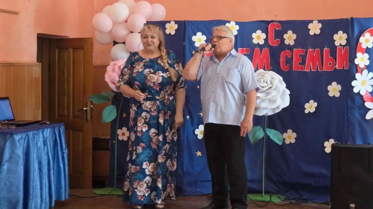 В ровеньковских поселках отметили День семьи, любви и верности и поздравили долгожителей В ровеньковских поселках отметили День семьи, любви и верности и поздравили долгожителей