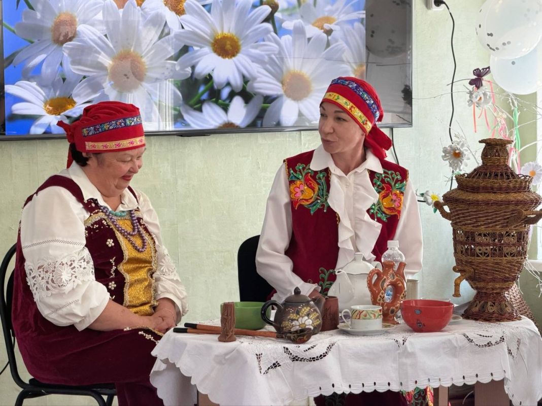 Сергей Колягин: В преддверии Дня семьи, любви и верности в рамках партийного проекта «Единой России» «Старшее поколение» в Первомайском комплексном центре социального обслуживания населения царила по-настоящему теплая и... Сергей Колягин: В преддверии Дня семьи, любви и верности в рамках партийного проекта «Единой России» «Старшее поколение» в Первомайском комплексном центре социального обслуживания населения царила по-настоящему теплая и...