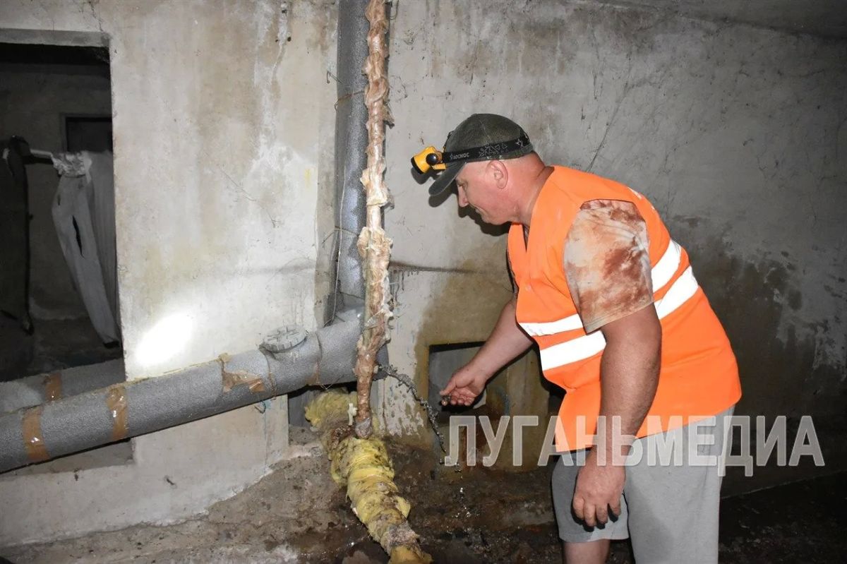 В Брянке единая управляющая компания ремонтирует кровли многоквартирных домов В Брянке единая управляющая компания ремонтирует кровли многоквартирных домов