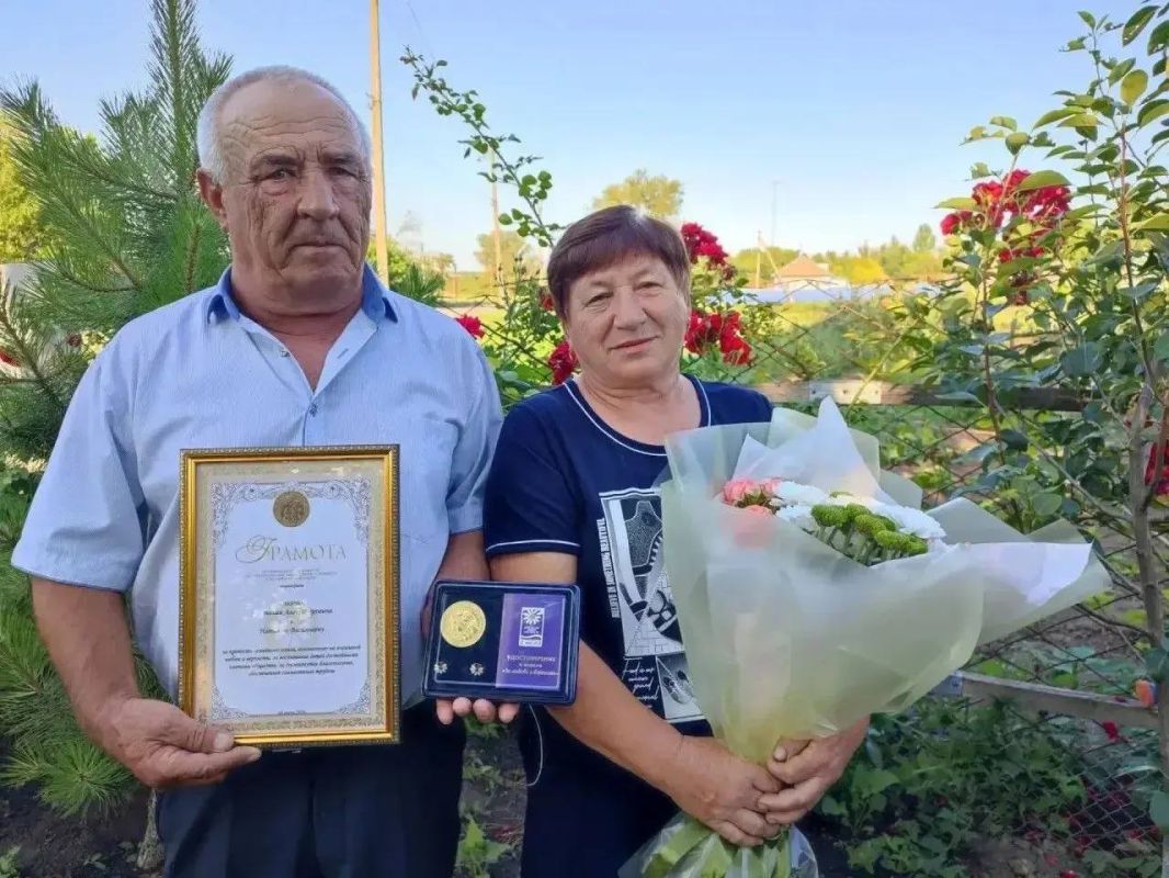 Олег Савченко: В День семьи, любви и верности вручил медали «За любовь и верность» и грамоты Организационного комитета по проведению Дня семьи, любви и верности в Российской Федерации семьям Осинцевых и Соляник - тем, чей... Олег Савченко: В День семьи, любви и верности вручил медали «За любовь и верность» и грамоты Организационного комитета по проведению Дня семьи, любви и верности в Российской Федерации семьям Осинцевых и Соляник - тем, чей...