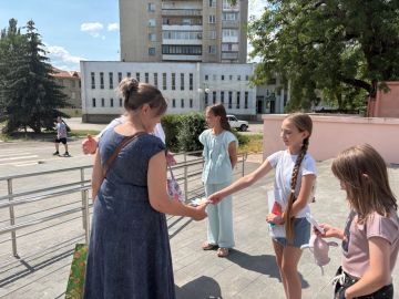 В День семьи, любви и верности волонтер Региональной общественной организации «Общество Красного Креста в Луганской Народной Республике» Галина Мамалюк вместе с ребятами, занимающимися по программе «Доступ к образованию»...