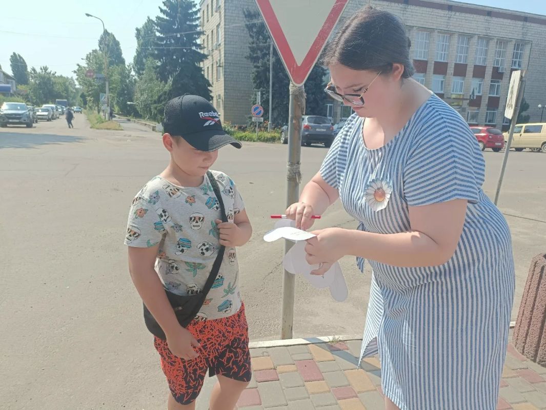 Сотрудники детской библиотеки провели стрит-акцию ко Дню семьи, любви и верности Сотрудники детской библиотеки провели стрит-акцию ко Дню семьи, любви и верности