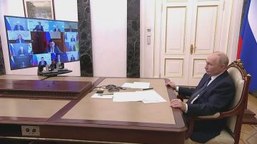 Президент РФ Владимир Путин проводит совещание с членами Правительства РФ