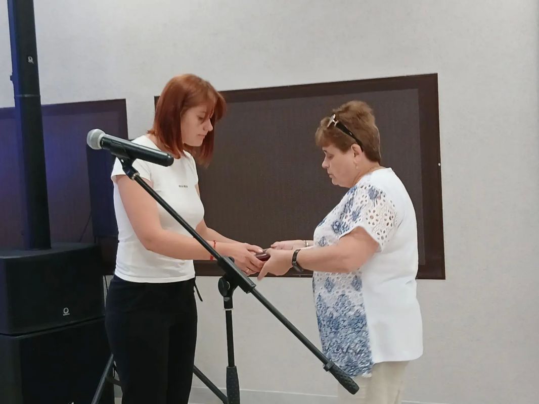 Сегодня в ДК Станицы Луганской прошло мероприятие, на котором начальник отдела социального и пенсионного обеспечения военного комиссариата Станично-Луганского МО Екатерина Малоухова вручила медали семьям погибших Героев Сегодня в ДК Станицы Луганской прошло мероприятие, на котором начальник отдела социального и пенсионного обеспечения военного комиссариата Станично-Луганского МО Екатерина Малоухова вручила медали семьям погибших Героев