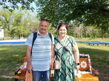 В День семьи, любви и верности сотрудники библиотеки № 20 г. Перевальска провели поздравительную акцию для читателей и жителей города