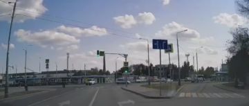 Луганск, переход, колесо. Правила знает, хозяина — нет:) Подписаться | Предложить новость | Наш чат