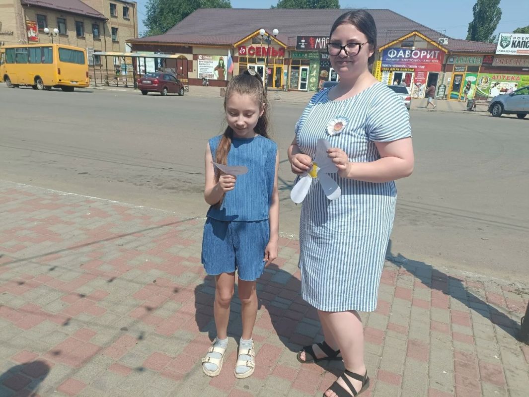 Сотрудники детской библиотеки провели стрит-акцию ко Дню семьи, любви и верности Сотрудники детской библиотеки провели стрит-акцию ко Дню семьи, любви и верности
