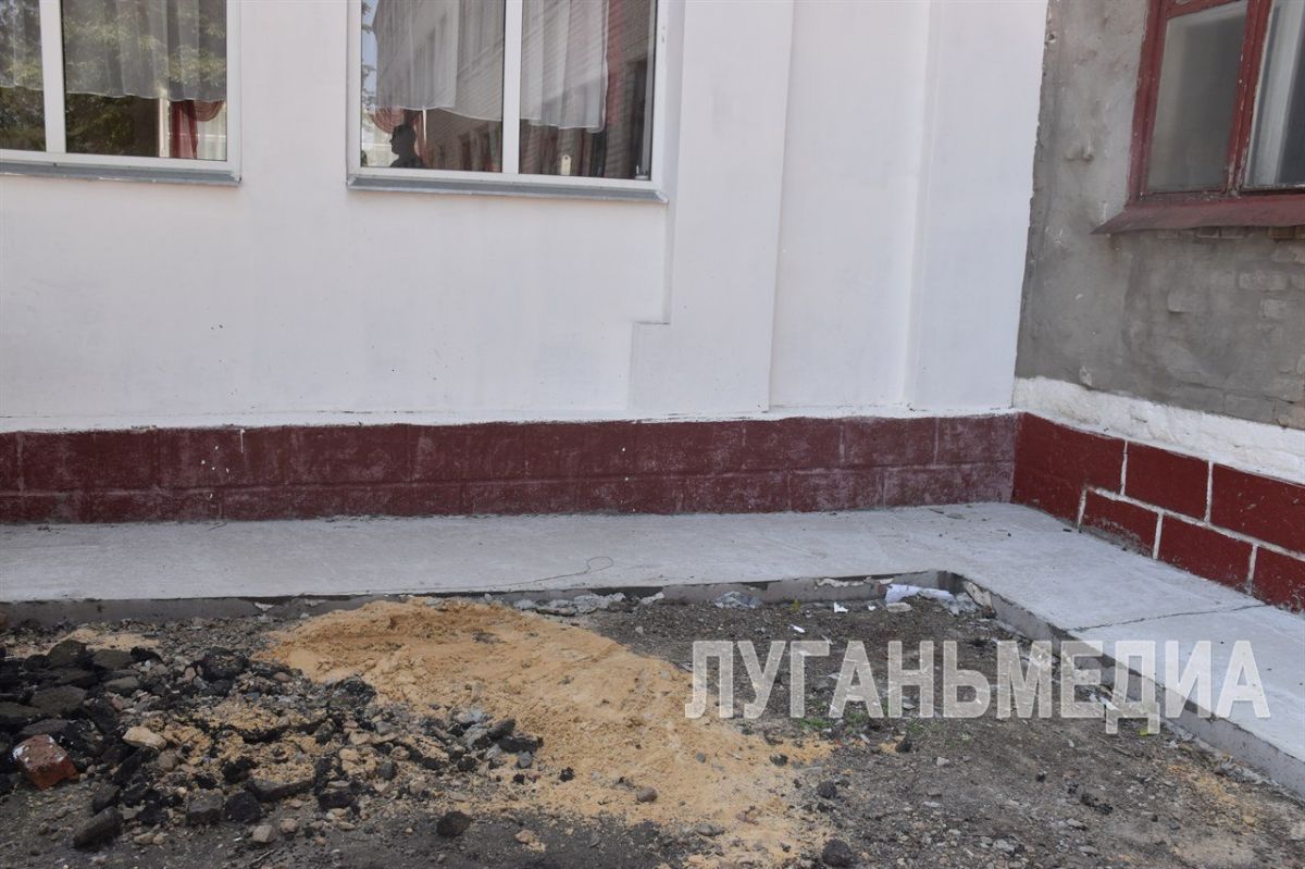 В Ровеньковской школе № 8 им. С. В. Полуянова продолжаются восстановительные работы В Ровеньковской школе № 8 им. С. В. Полуянова продолжаются восстановительные работы