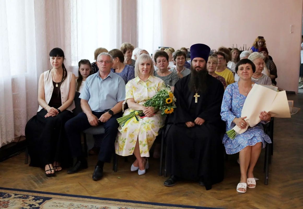 В Краснолучском городском дворце культуры имени В.И. Ленина состоялось торжественное мероприятие, посвящённое Дню семьи, любви и верности. В Краснолучском городском дворце культуры имени В.И. Ленина состоялось торжественное мероприятие, посвящённое Дню семьи, любви и верности.