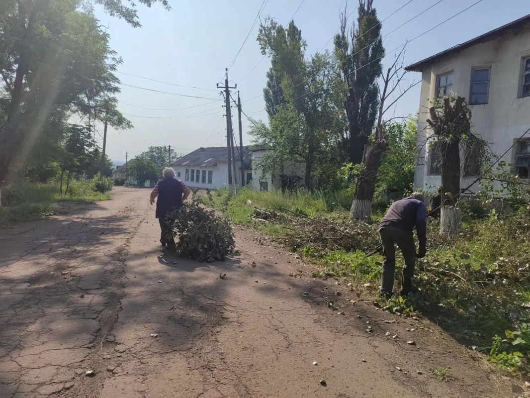 Сегодня на территории пгт. Запорожье прошел субботник по благоустройству территории Сегодня на территории пгт. Запорожье прошел субботник по благоустройству территории