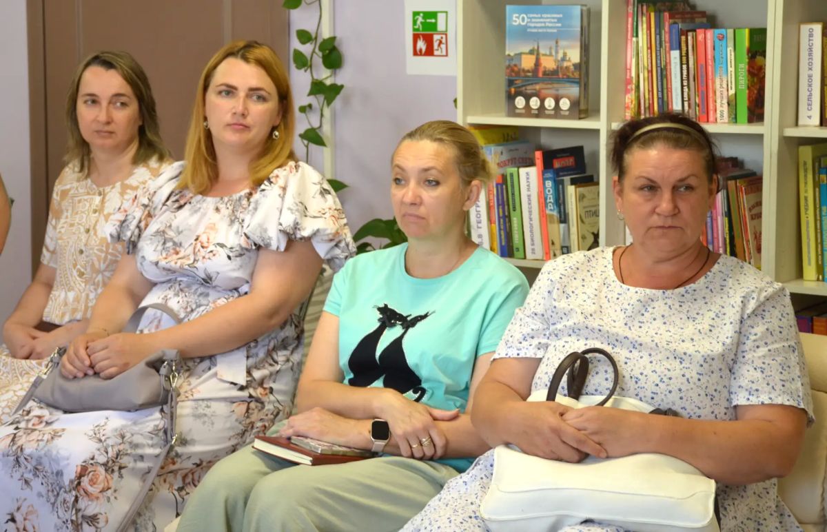 В Новоайдаре прошёл круглый стол с многодетными семьями в День семьи, любви и верности В Новоайдаре прошёл круглый стол с многодетными семьями в День семьи, любви и верности