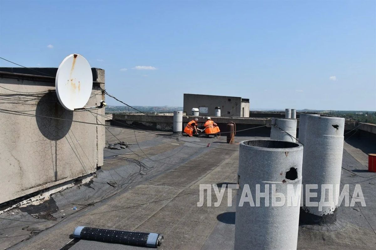В Брянке единая управляющая компания ремонтирует кровли многоквартирных домов В Брянке единая управляющая компания ремонтирует кровли многоквартирных домов