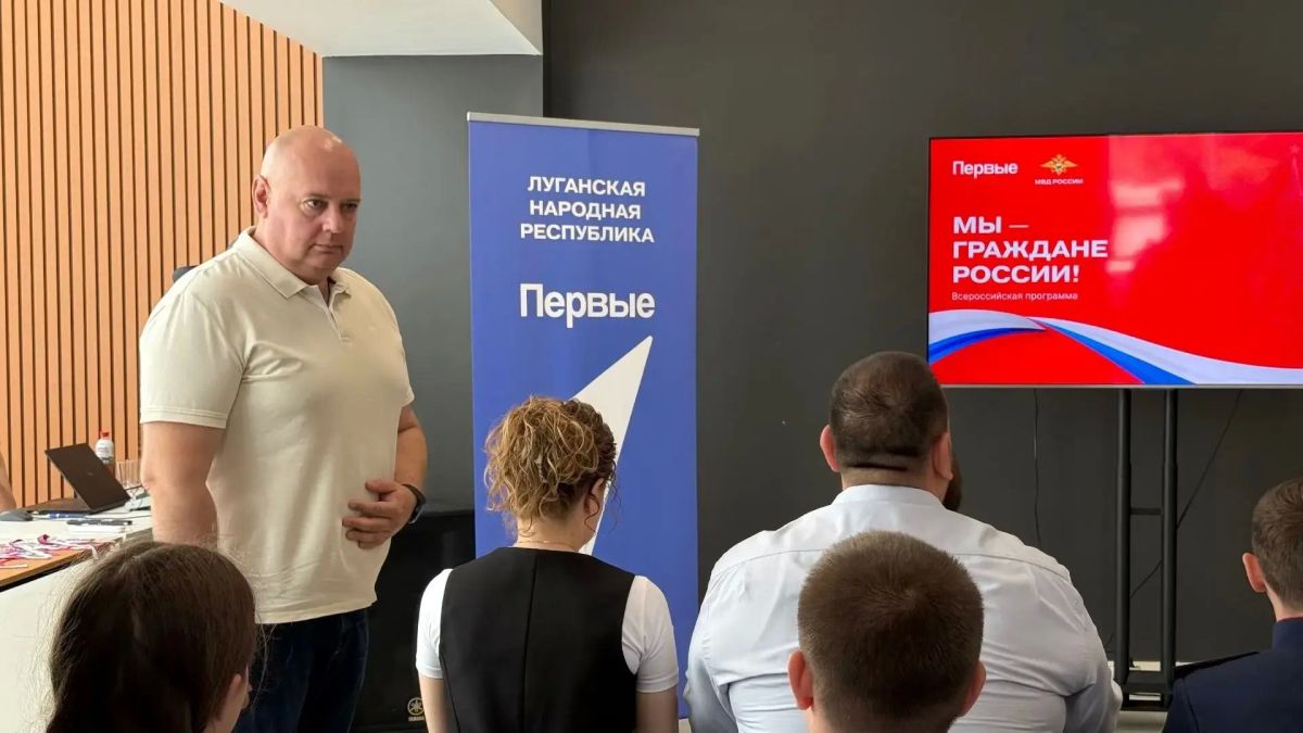 В День семьи, любви и верности в ЛНР впервые торжественно вручили паспорта РФ в расширенном составе В День семьи, любви и верности в ЛНР впервые торжественно вручили паспорта РФ в расширенном составе