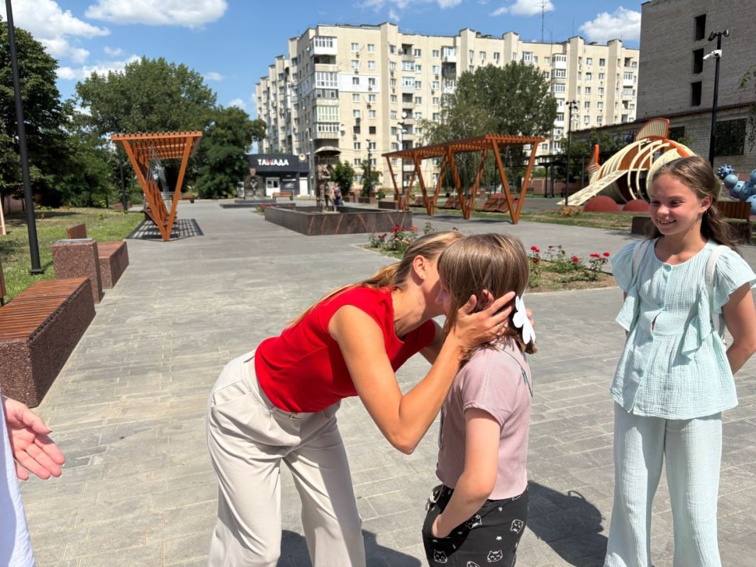В День семьи, любви и верности волонтер Региональной общественной организации «Общество Красного Креста в Луганской Народной Республике» Галина Мамалюк вместе с ребятами, занимающимися по программе «Доступ к образованию»... В День семьи, любви и верности волонтер Региональной общественной организации «Общество Красного Креста в Луганской Народной Республике» Галина Мамалюк вместе с ребятами, занимающимися по программе «Доступ к образованию»...