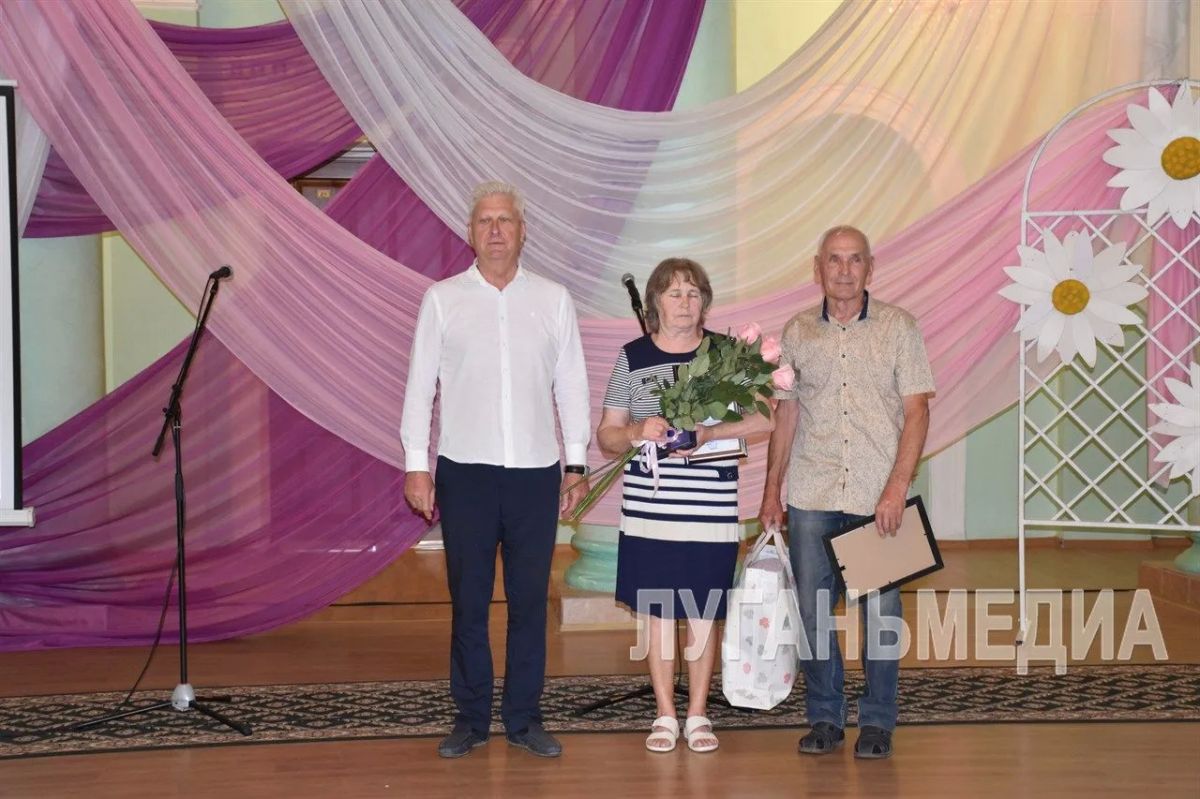 В День семьи, любви и верности в Краснодоне чествовали супружеские пары с многолетним стажем В День семьи, любви и верности в Краснодоне чествовали супружеские пары с многолетним стажем