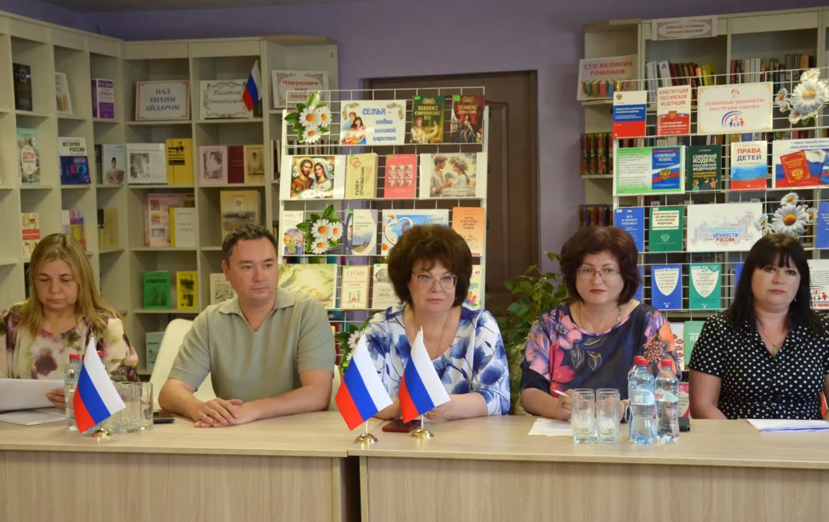 В Новоайдаре прошёл круглый стол с многодетными семьями в День семьи, любви и верности В Новоайдаре прошёл круглый стол с многодетными семьями в День семьи, любви и верности