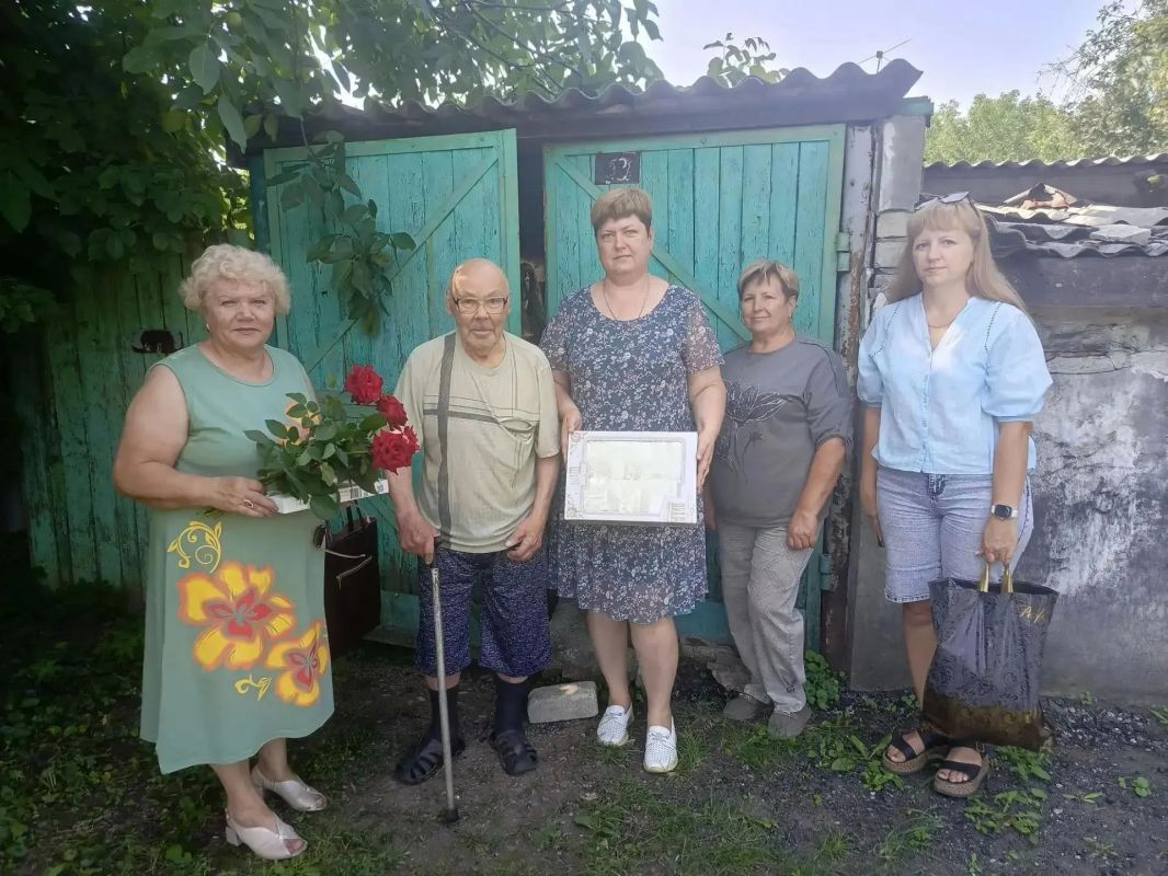 В ровеньковских поселках отметили День семьи, любви и верности и поздравили долгожителей В ровеньковских поселках отметили День семьи, любви и верности и поздравили долгожителей