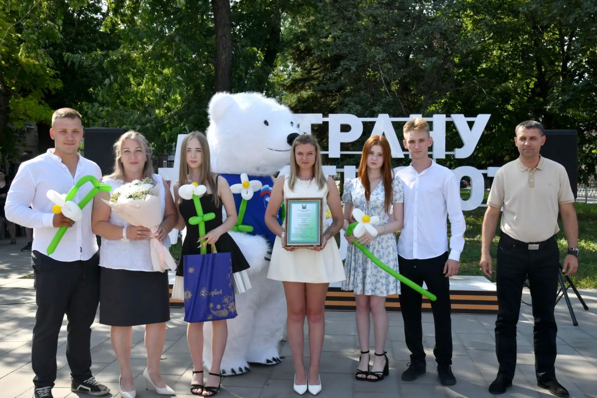 Игорь Ковальчук: День семьи, любви и верности собрал свердловчан на площади Мира Игорь Ковальчук: День семьи, любви и верности собрал свердловчан на площади Мира