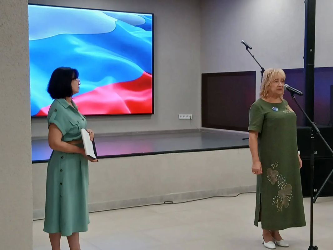 Сегодня в ДК Станицы Луганской прошло мероприятие, на котором начальник отдела социального и пенсионного обеспечения военного комиссариата Станично-Луганского МО Екатерина Малоухова вручила медали семьям погибших Героев