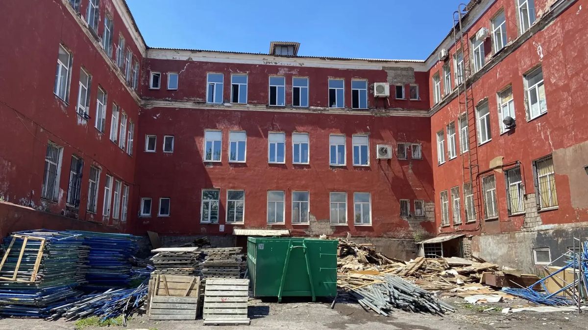 В Алчевской городской поликлинике начался капитальный ремонт