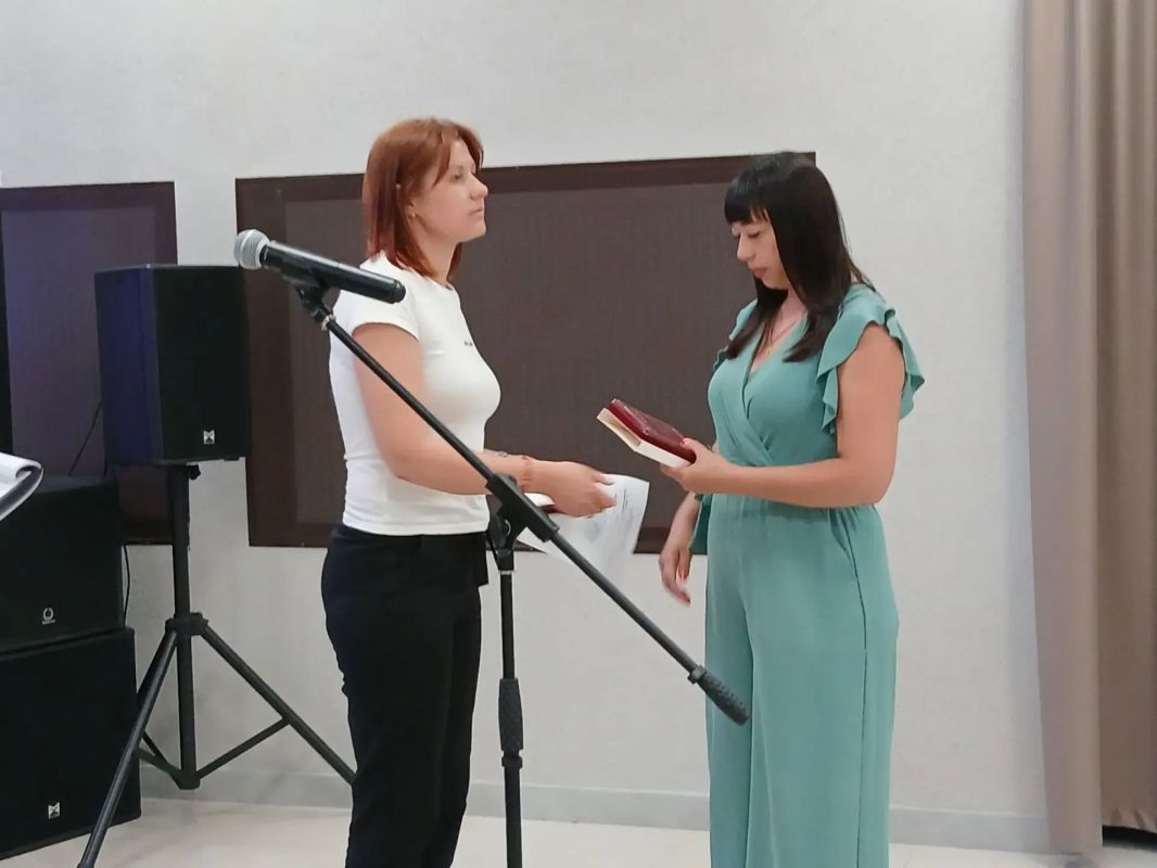Сегодня в ДК Станицы Луганской прошло мероприятие, на котором начальник отдела социального и пенсионного обеспечения военного комиссариата Станично-Луганского МО Екатерина Малоухова вручила медали семьям погибших Героев Сегодня в ДК Станицы Луганской прошло мероприятие, на котором начальник отдела социального и пенсионного обеспечения военного комиссариата Станично-Луганского МО Екатерина Малоухова вручила медали семьям погибших Героев