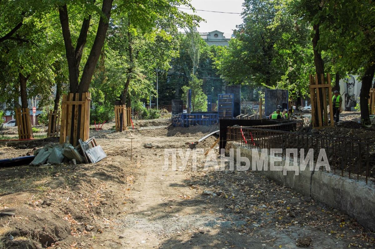 Руководители города Луганска проверили ход работ по реконструкции сквера имени Матусовского Руководители города Луганска проверили ход работ по реконструкции сквера имени Матусовского