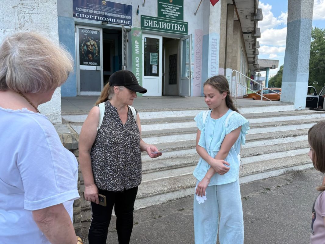 В День семьи, любви и верности волонтер Региональной общественной организации «Общество Красного Креста в Луганской Народной Республике» Галина Мамалюк вместе с ребятами, занимающимися по программе «Доступ к образованию»... В День семьи, любви и верности волонтер Региональной общественной организации «Общество Красного Креста в Луганской Народной Республике» Галина Мамалюк вместе с ребятами, занимающимися по программе «Доступ к образованию»...