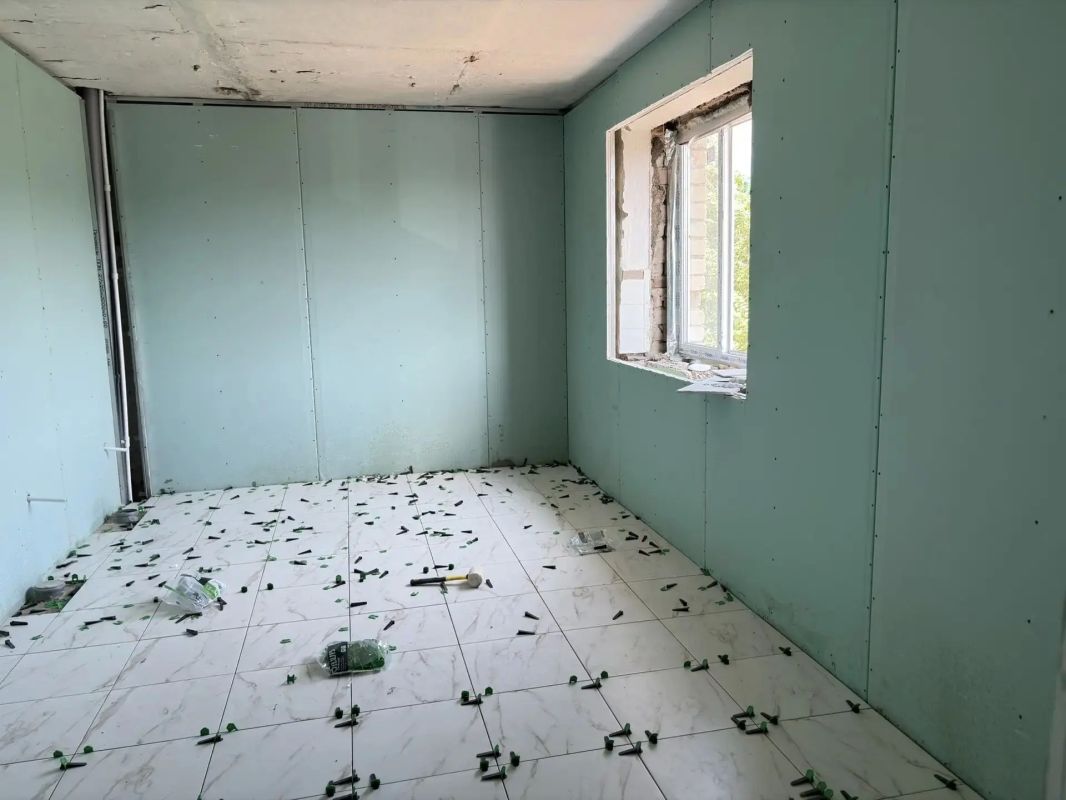 В Краснолучской детской городской поликлинике продолжаются ремонтные работы В Краснолучской детской городской поликлинике продолжаются ремонтные работы