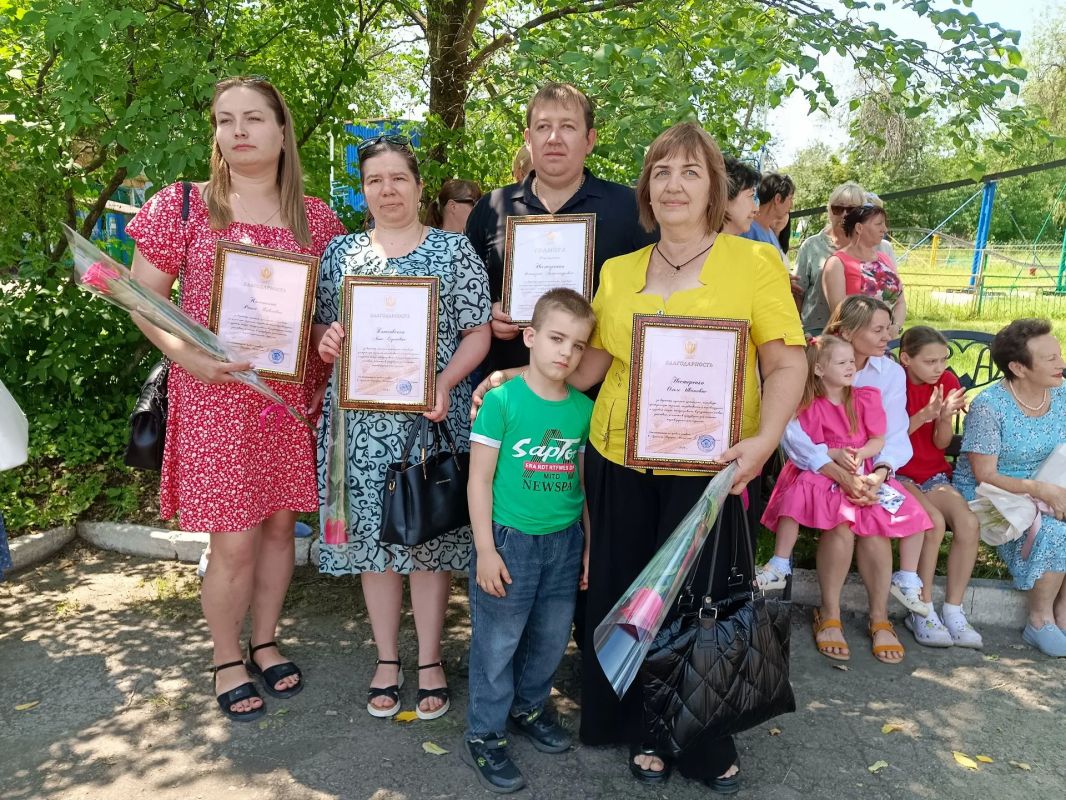 В Ровеньках прошла «Семейная гостиная под открытым небом» Сегодня в Ровеньках состоялось яркое и душевное праздничное мероприятие — «Семейная гостиная под открытым небом» В Ровеньках прошла «Семейная гостиная под открытым небом» Сегодня в Ровеньках состоялось яркое и душевное праздничное мероприятие — «Семейная гостиная под открытым небом»