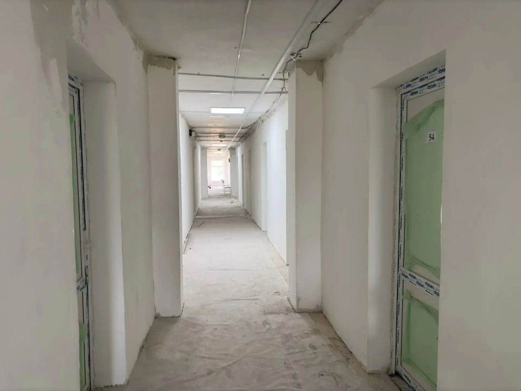 В Краснолучской детской городской поликлинике продолжаются ремонтные работы