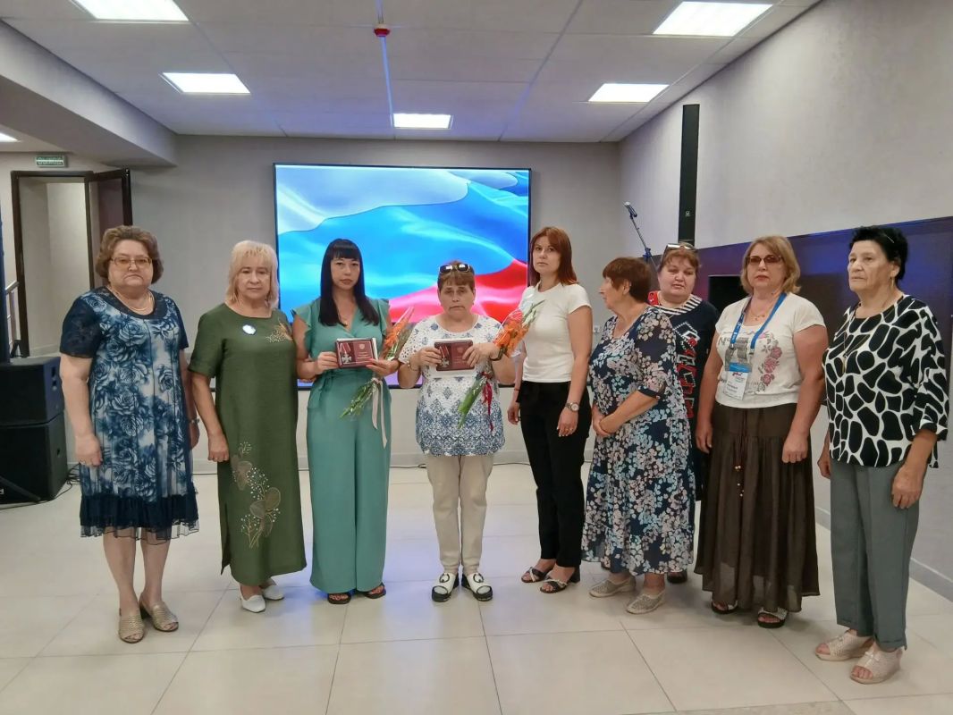 Сегодня в ДК Станицы Луганской прошло мероприятие, на котором начальник отдела социального и пенсионного обеспечения военного комиссариата Станично-Луганского МО Екатерина Малоухова вручила медали семьям погибших Героев Сегодня в ДК Станицы Луганской прошло мероприятие, на котором начальник отдела социального и пенсионного обеспечения военного комиссариата Станично-Луганского МО Екатерина Малоухова вручила медали семьям погибших Героев
