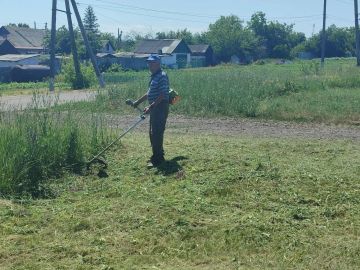 Сегодня на территории пгт. Запорожье прошел субботник по благоустройству территории