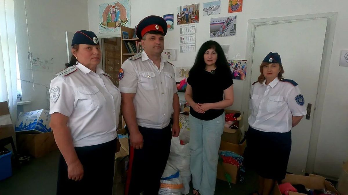 В День семьи, любви и верности казаки СКО «Станица Луганский Каменный Брод» передали гуманитарную помощь детям В День семьи, любви и верности казаки СКО «Станица Луганский Каменный Брод» передали гуманитарную помощь детям