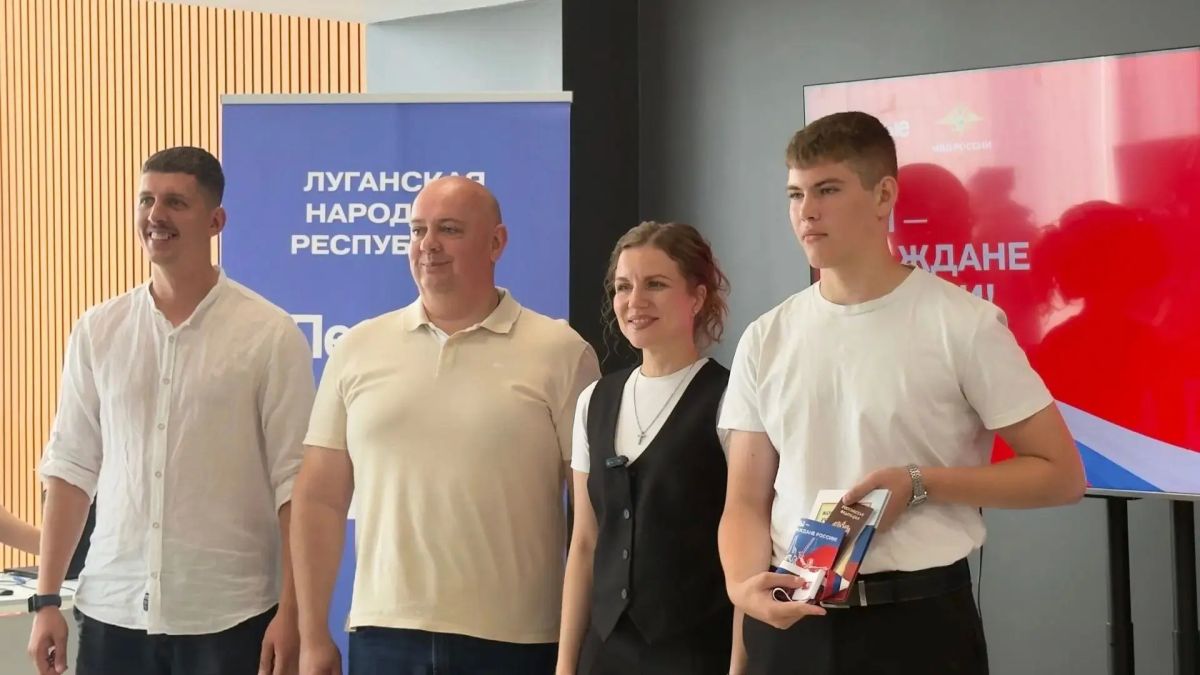 В День семьи, любви и верности в ЛНР впервые торжественно вручили паспорта РФ в расширенном составе В День семьи, любви и верности в ЛНР впервые торжественно вручили паспорта РФ в расширенном составе