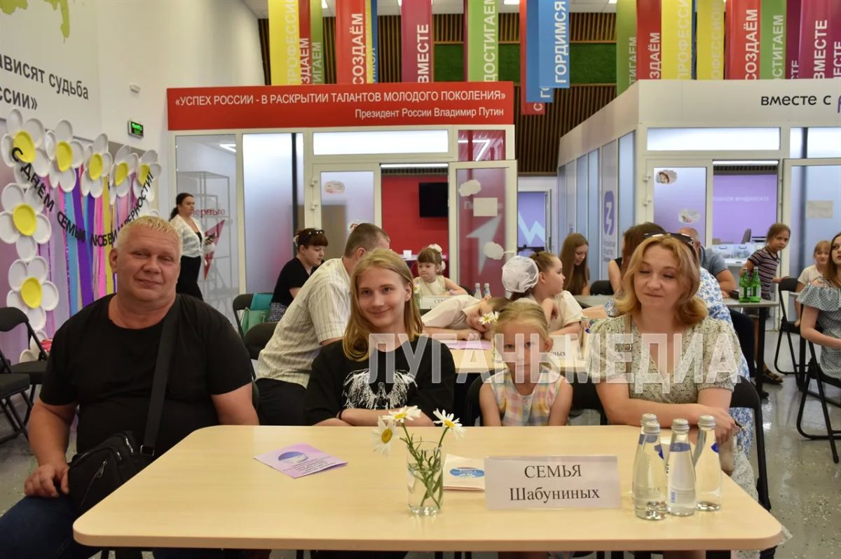 В молодежном центре города Алчевска «ПРОдвижение» состоялся фестиваль «Семейный очаг», приуроченный ко Дню семьи, любви и верности В молодежном центре города Алчевска «ПРОдвижение» состоялся фестиваль «Семейный очаг», приуроченный ко Дню семьи, любви и верности