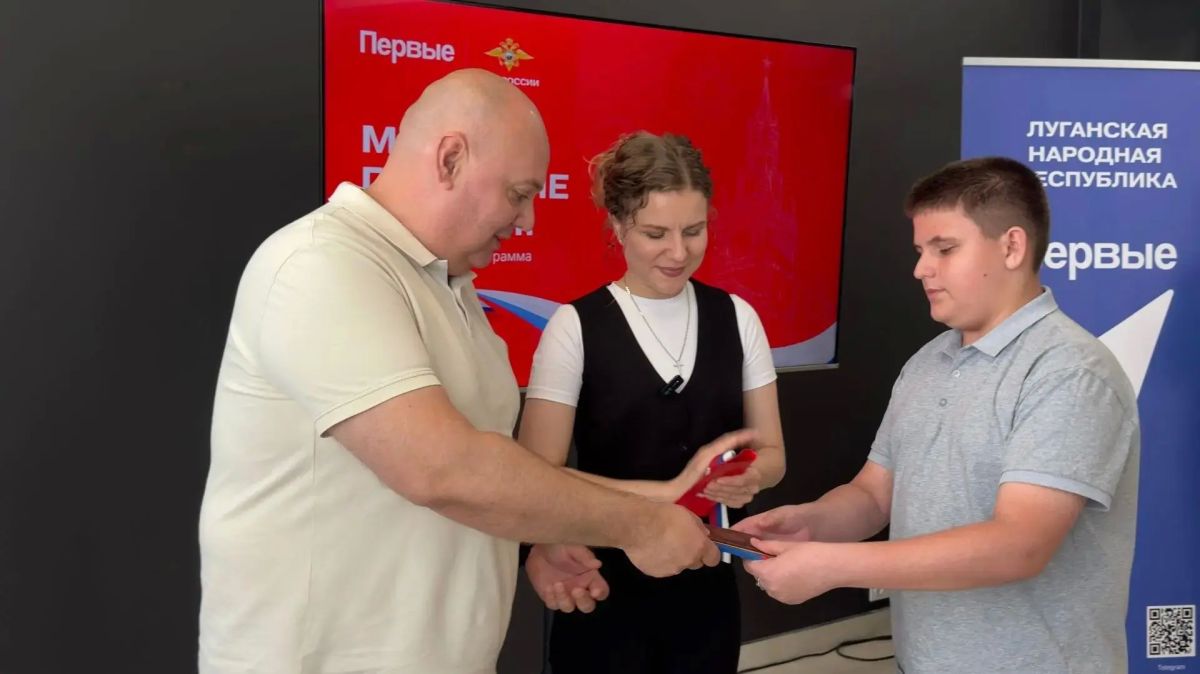 В День семьи, любви и верности в ЛНР впервые торжественно вручили паспорта РФ в расширенном составе В День семьи, любви и верности в ЛНР впервые торжественно вручили паспорта РФ в расширенном составе