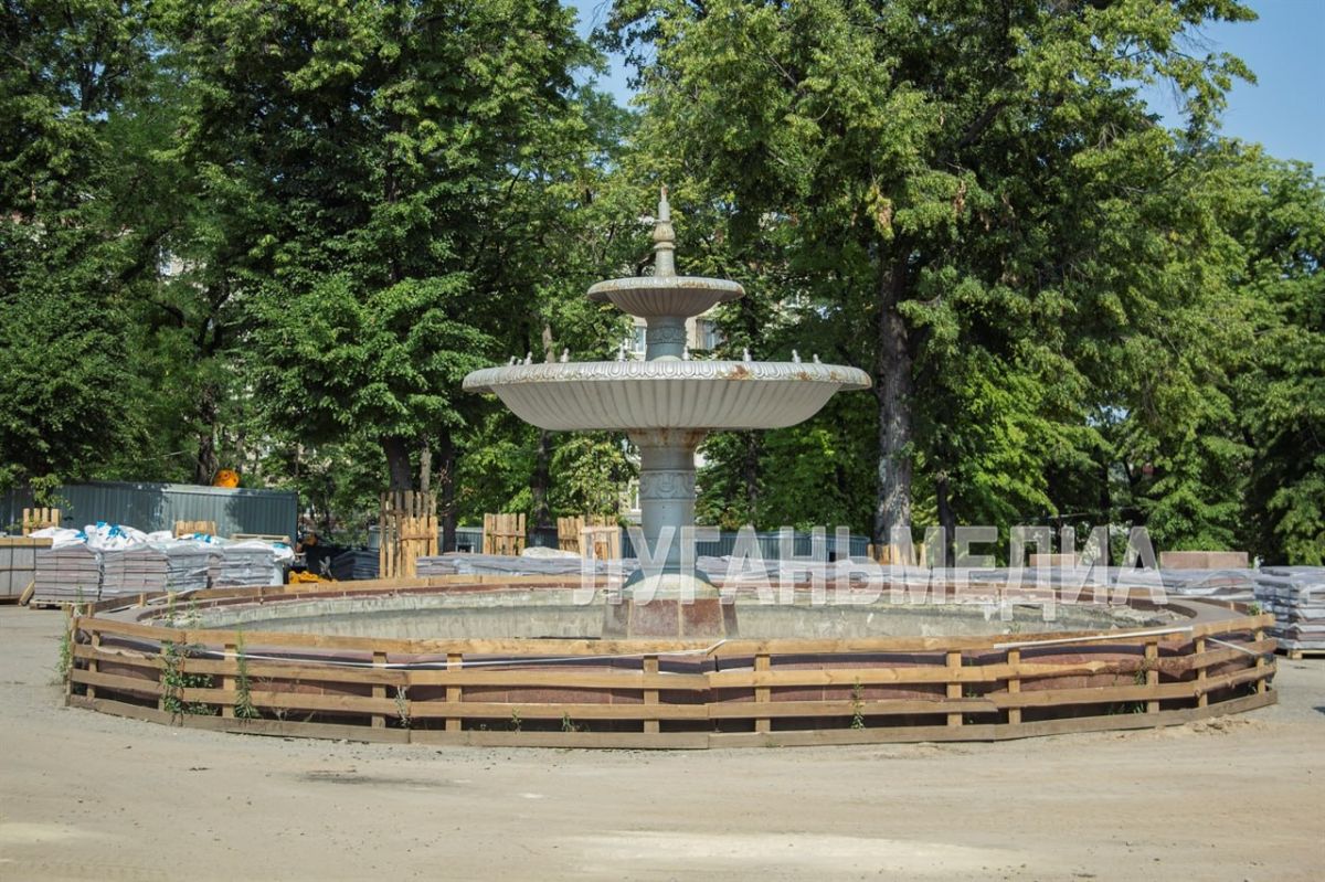 Руководители города Луганска проверили ход работ по реконструкции сквера имени Матусовского Руководители города Луганска проверили ход работ по реконструкции сквера имени Матусовского