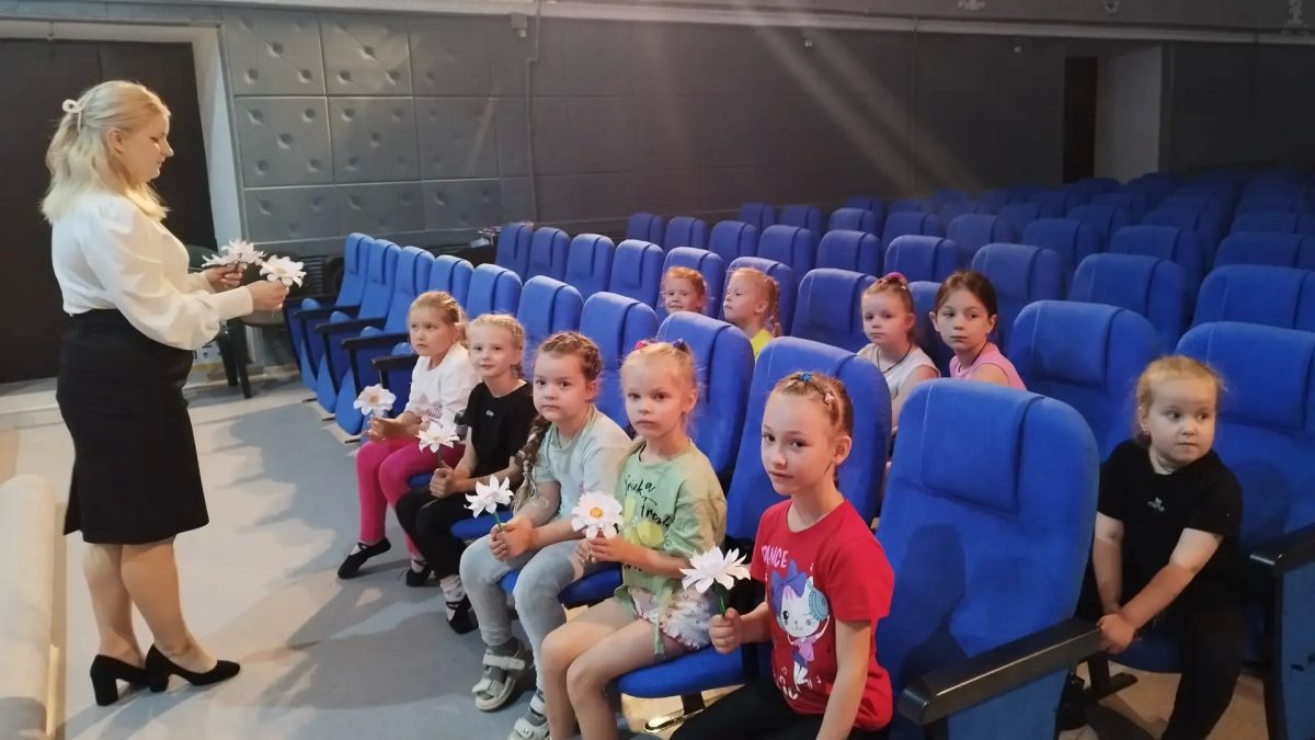 «Ромашка — символ верности, любви!» — именно под таким названием в МБУ «Краснолучский ЦК» сегодня состоялась акция ко Дню семьи, любви и верности «Ромашка — символ верности, любви!» — именно под таким названием в МБУ «Краснолучский ЦК» сегодня состоялась акция ко Дню семьи, любви и верности