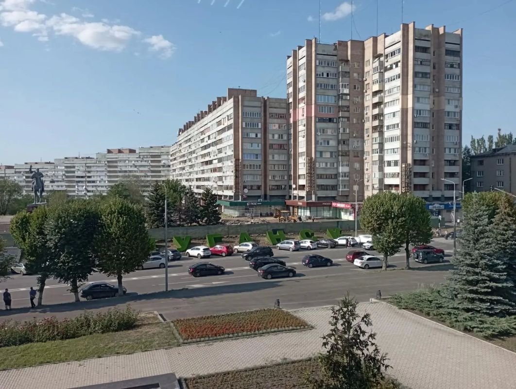 Продолжаются работы в сквер у памятника Клименту Ворошилову