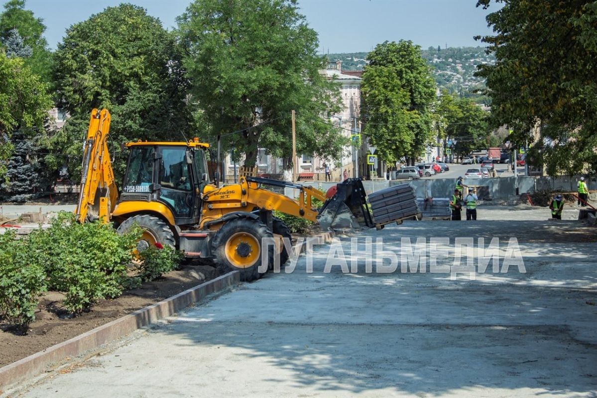 Руководители города Луганска проверили ход работ по реконструкции сквера имени Матусовского Руководители города Луганска проверили ход работ по реконструкции сквера имени Матусовского